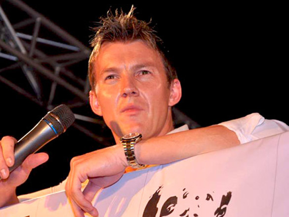 brett lee performs at inorbit mall 5