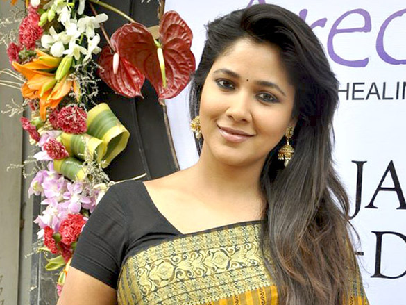 zeenat aman tanisha and udita at areopagus spa launch 14