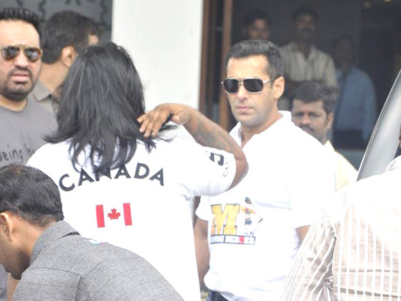 salman khan heads to bangalore to attend ccl opening ceremony 3
