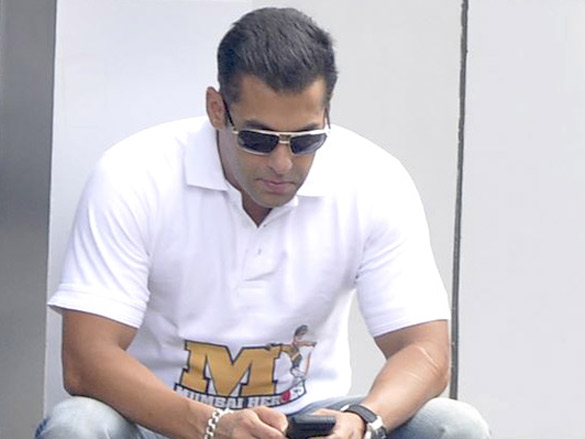 salman khan heads to bangalore to attend ccl opening ceremony 7