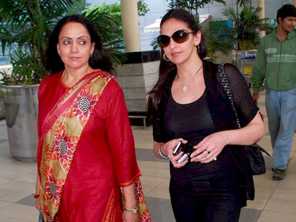 hema and esha snapped at airport 2