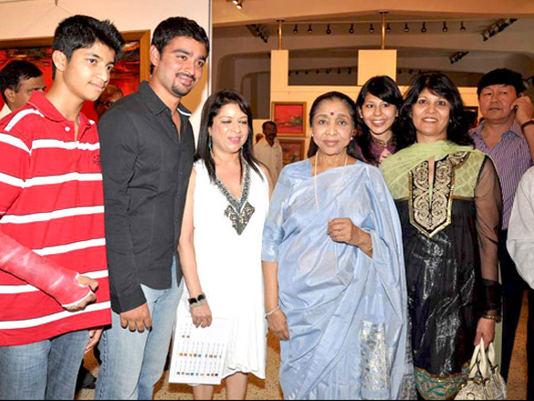asha bhosle at madhuri badhuris art exhibition 4