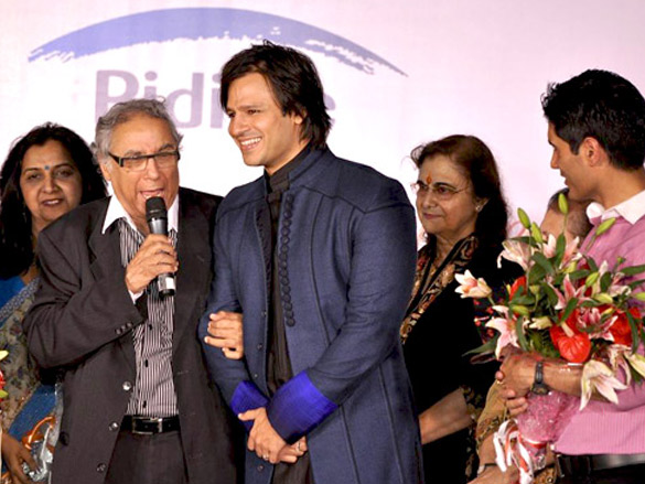 kajol and vivek oberoi walk the ramp at pidilite cpaa charity fashion show 4