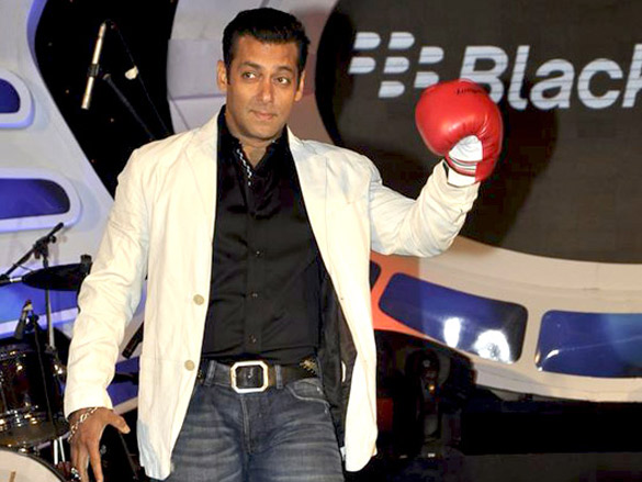 salman khan jives at blackberry playbook launch after party 14