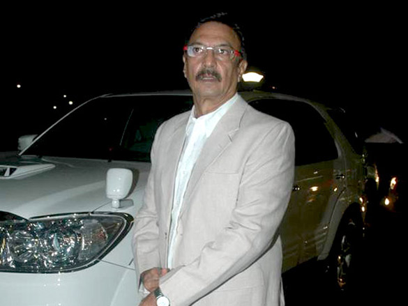 vivek oberoi leaves for iifa with family 7