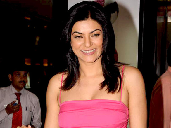 sushmita with i am she contestants on a shopping spree at ed hardy showroom 6