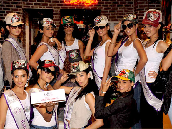 sushmita with i am she contestants on a shopping spree at ed hardy showroom 8