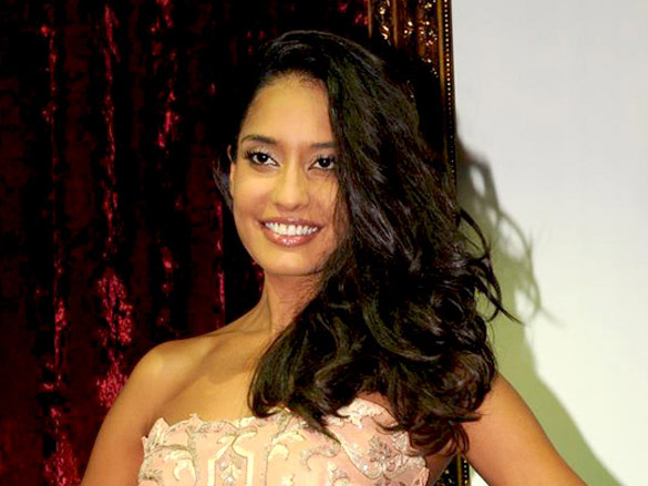 lisa haydon unveils narendra kumar swiss calendar 5