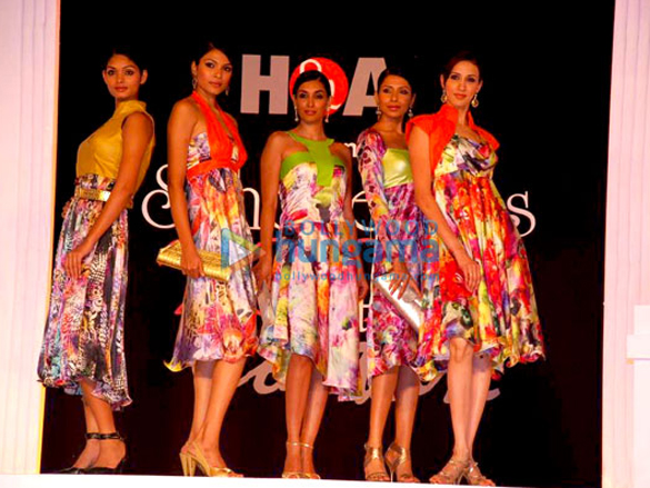 vikram phadnis and shaina nc judge bd somanis fashion show 7