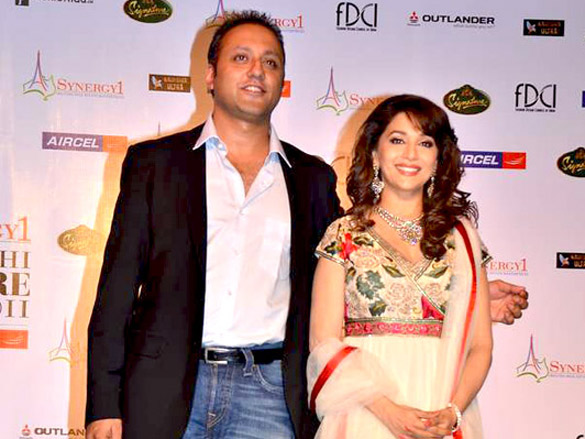 madhuri graces synergy1 delhi couture week 2011 2