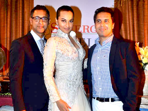 sonakshi urmila and sharmila tagore at delhi couture week 2011 day 3 2