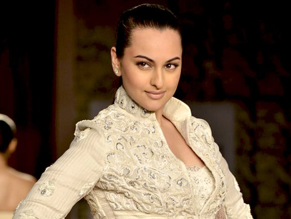 sonakshi sinha walks for shantanu nikhil at delhi couture week 2011 day 3 3