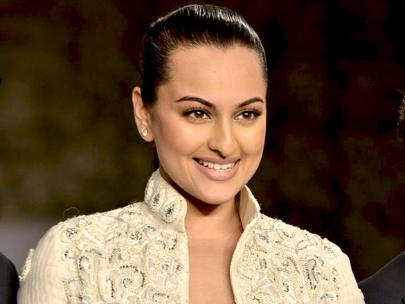 sonakshi sinha walks for shantanu nikhil at delhi couture week 2011 day 3 4