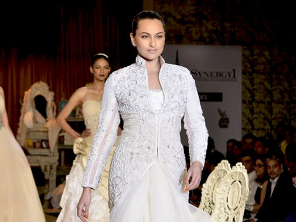sonakshi sinha walks for shantanu nikhil at delhi couture week 2011 day 3 5