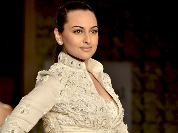 sonakshi sinha walks for shantanu nikhil at delhi couture week 2011 day 3 7