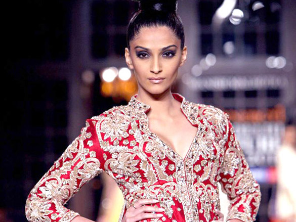 sonam walks for manish malhotra at delhi couture week 2011 3