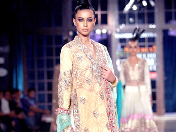 sonam walks for manish malhotra at delhi couture week 2011 8