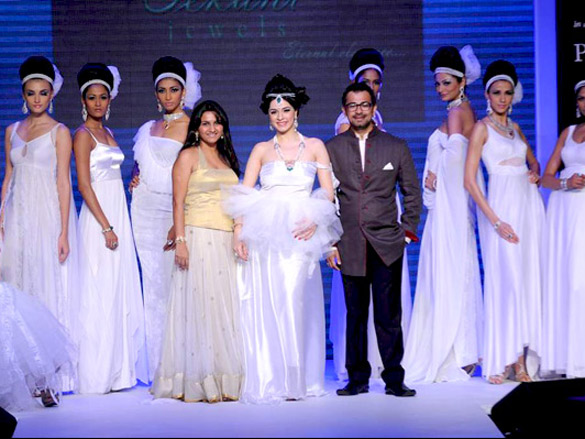 nargis walks the ramp for eekani at iijw 2011 2