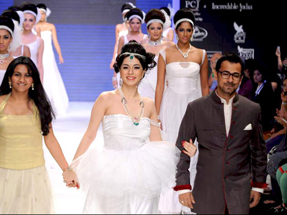 nargis walks the ramp for eekani at iijw 2011 3