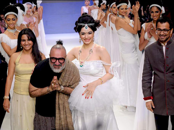 nargis walks the ramp for eekani at iijw 2011 4
