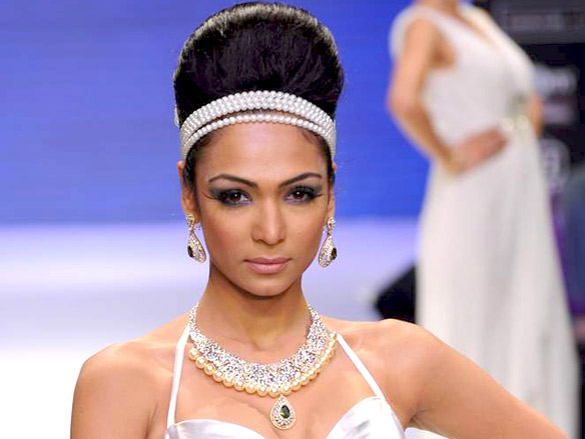 nargis walks the ramp for eekani at iijw 2011 8