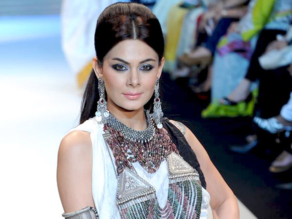 kangna walks the ramp for amrapali at iijw 2011 8