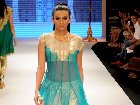 geeta basra walks the ramp for sangam chains at iijw 2011 6