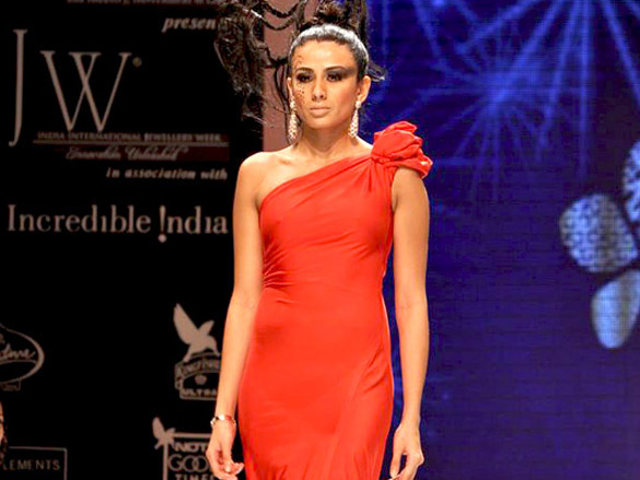 zarine khan walks the ramp for johara at iijw 2011 8