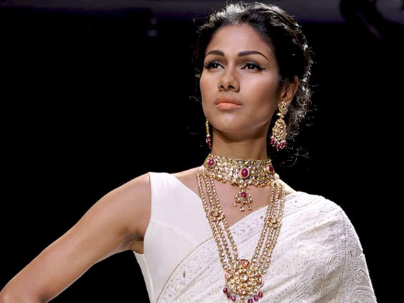 kalki koechlin walks the ramp for kay jewels at iijw 2011 8