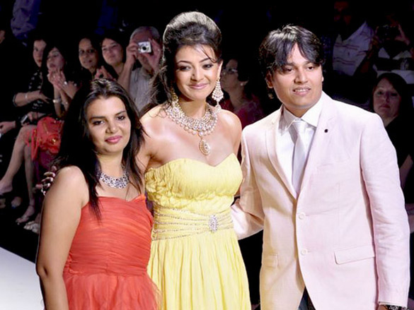 kajal aggarwal walks the ramp for cvm exports at iijw 2011 4