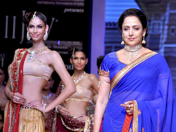 hema malini walks the ramp for scintillating jewellery at iijw 2011 4