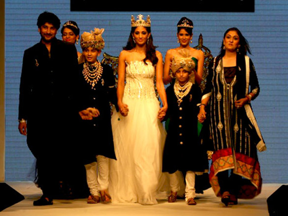 i am she 2011 winner walks the ramp for golecha jewels at iijw 2011 2