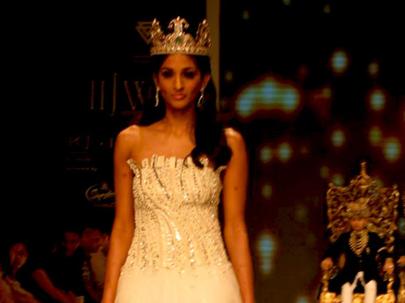 i am she 2011 winner walks the ramp for golecha jewels at iijw 2011 3