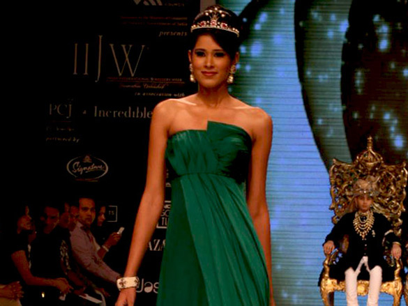 i am she 2011 winner walks the ramp for golecha jewels at iijw 2011 5