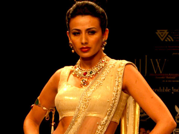 i am she 2011 winner walks the ramp for golecha jewels at iijw 2011 6