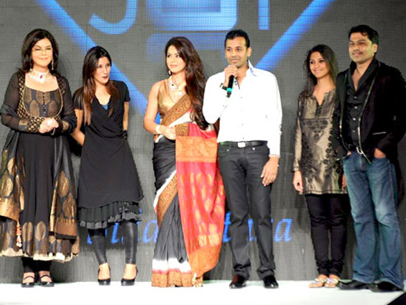 zeenat aman and mahima walk the ramp for sawansukha jewellers at iijw 2011 3