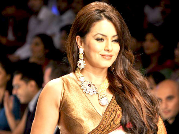 zeenat aman and mahima walk the ramp for sawansukha jewellers at iijw 2011 5