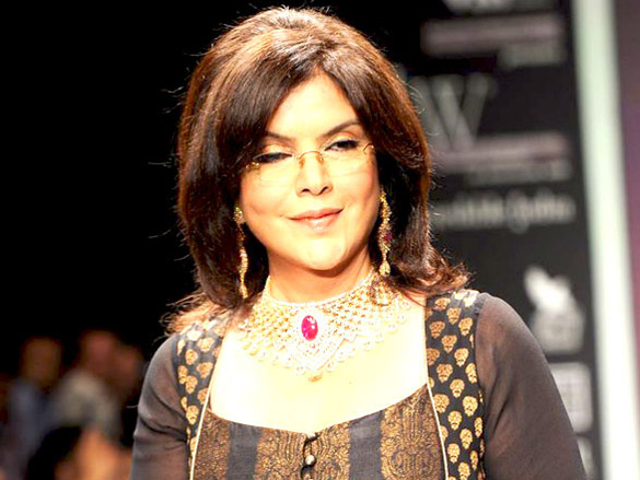 zeenat aman and mahima walk the ramp for sawansukha jewellers at iijw 2011 6