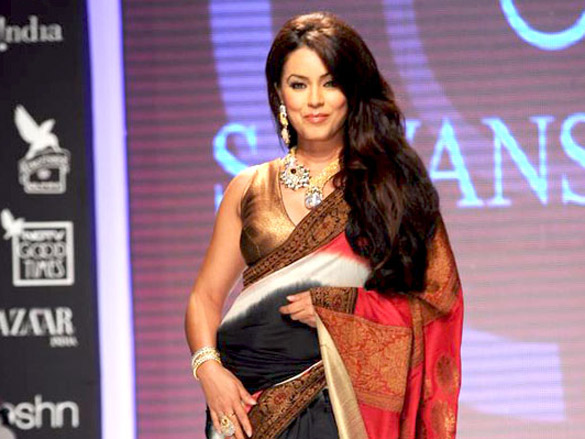 zeenat aman and mahima walk the ramp for sawansukha jewellers at iijw 2011 7