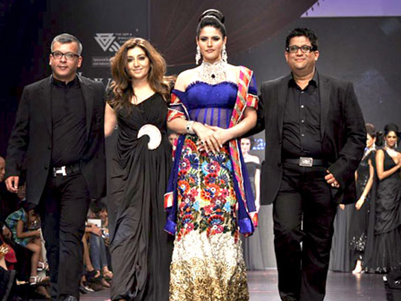 zarine khan walks the ramp for dwarkadas chandumal jewellers at iijw 2011 2