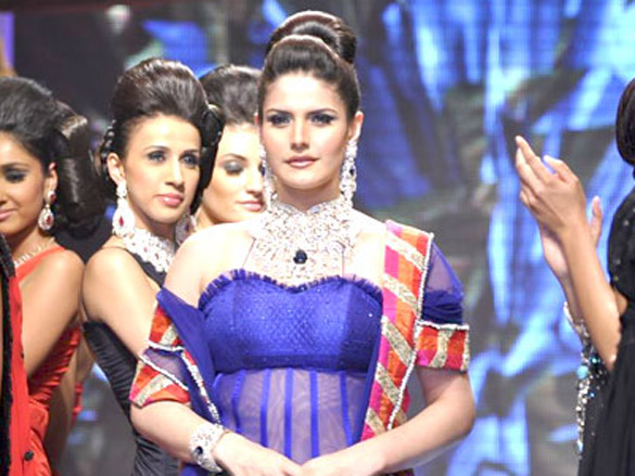 zarine khan walks the ramp for dwarkadas chandumal jewellers at iijw 2011 3