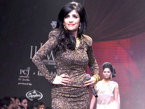 zarine khan walks the ramp for dwarkadas chandumal jewellers at iijw 2011 7