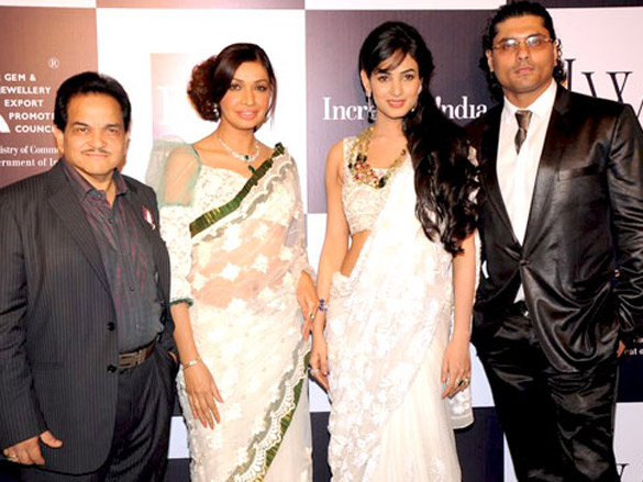 sonal chauhan walks the ramp for ys 18 at iijw 2011 8