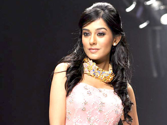 amrita rao walks the ramp for agni jewels at iijw 2011 5