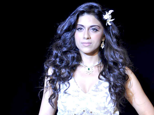 amrita rao walks the ramp for agni jewels at iijw 2011 6