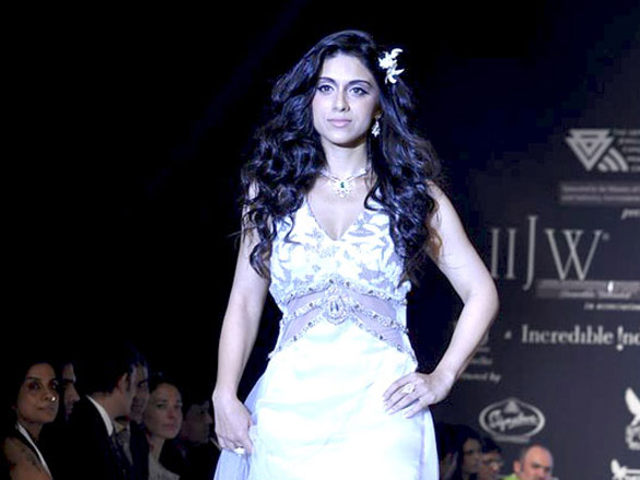 amrita rao walks the ramp for agni jewels at iijw 2011 10