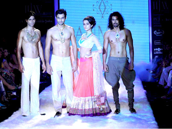 shraddha kapoor walks the ramp for anmol jewellers at iijw 2011 5