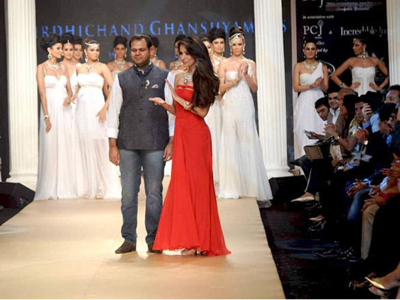malaika arora walks the ramp for birdhichand ghanshyamdas at iijw 2011 4