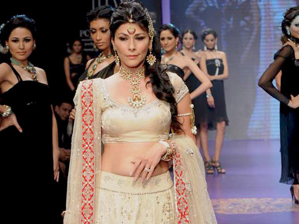 feroze gujral walks the ramp for alpana gujral at iijw 2011 4
