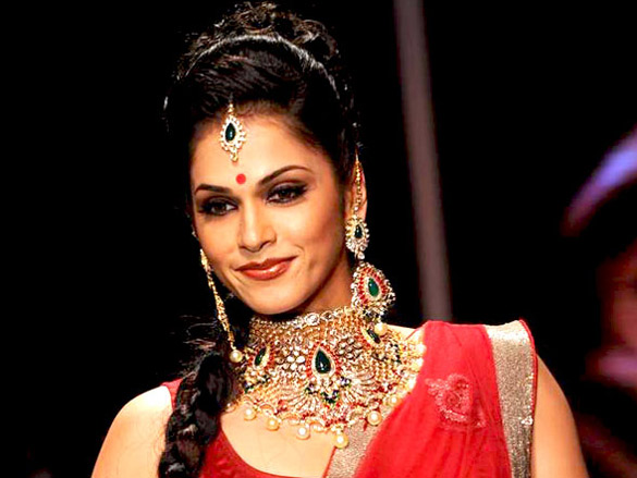 eesha koppikhar walks the ramp for kashi jewellers at iijw 2011 5